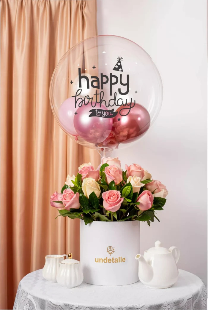 Arreglo de rosas con globo de cumpleaños