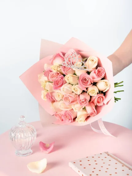 Ramo de rosas rosadas y blancas de cumpleaños