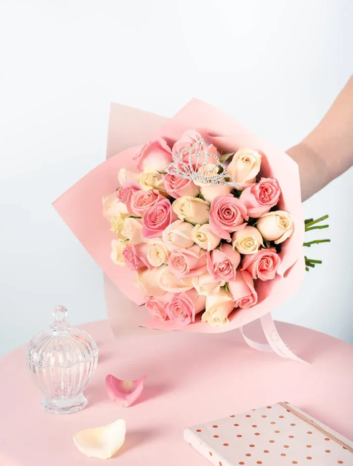 Ramo de rosas rosadas y blancas de cumpleaños