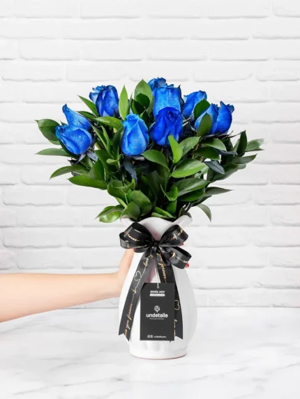 12 rosas azules en florero