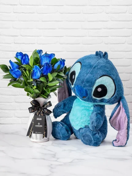 Florero con rosas azules y peluche stitch