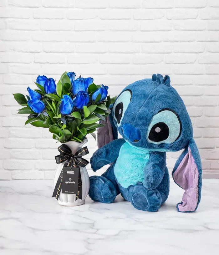 Florero con rosas azules y peluche stitch