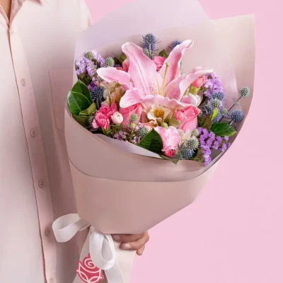 ramo-petit-de-lilium-rosado-con-flores-rosadas