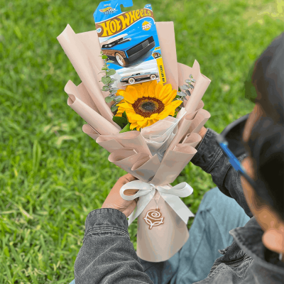 un-ramito-de-girasoles-con-el-carrito-hot-wheels